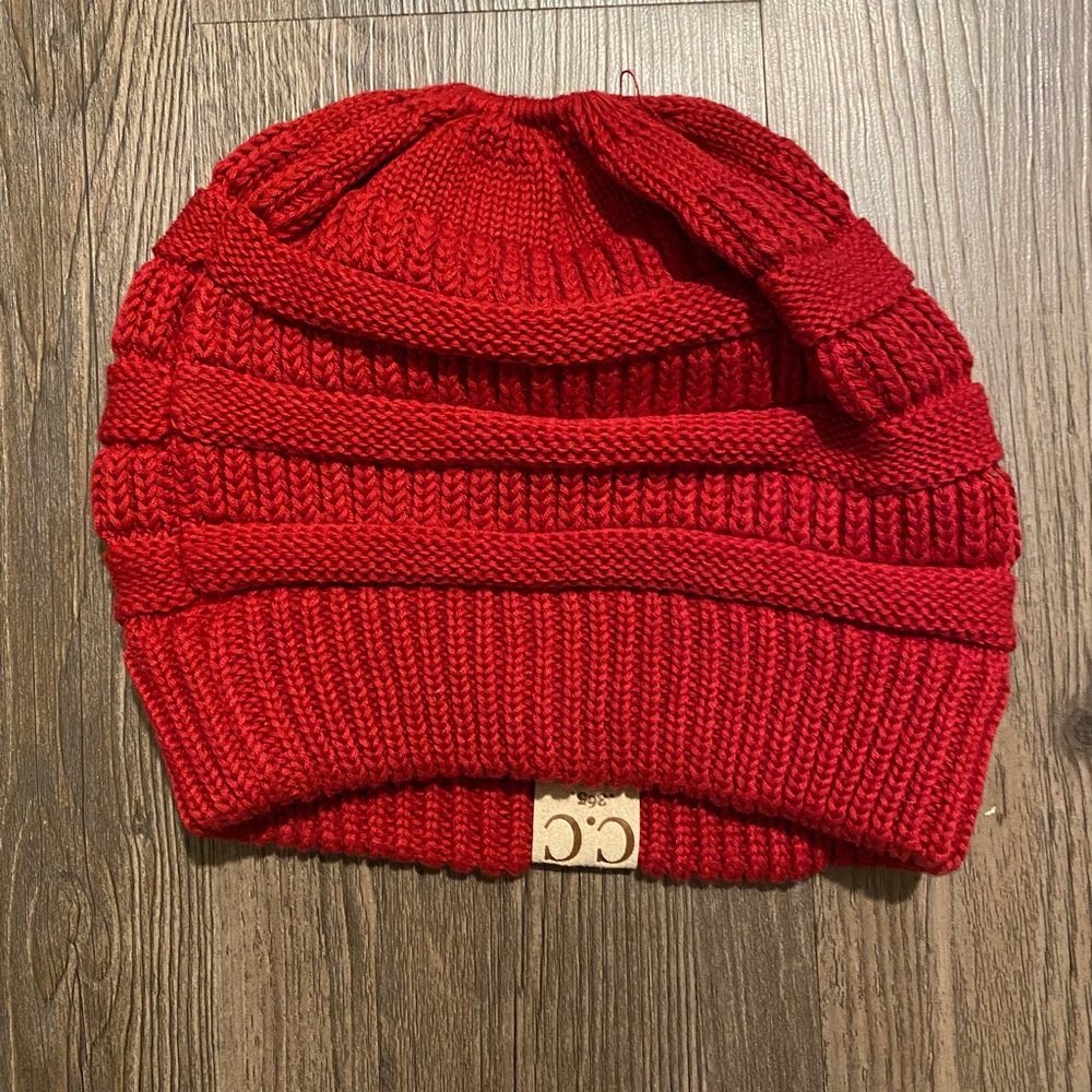 CC beanie with ponytail hole - Picture 3 of 3